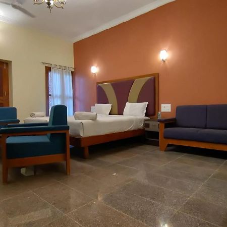 Kanthi Resorts Badami Bāgalkot Buitenkant foto