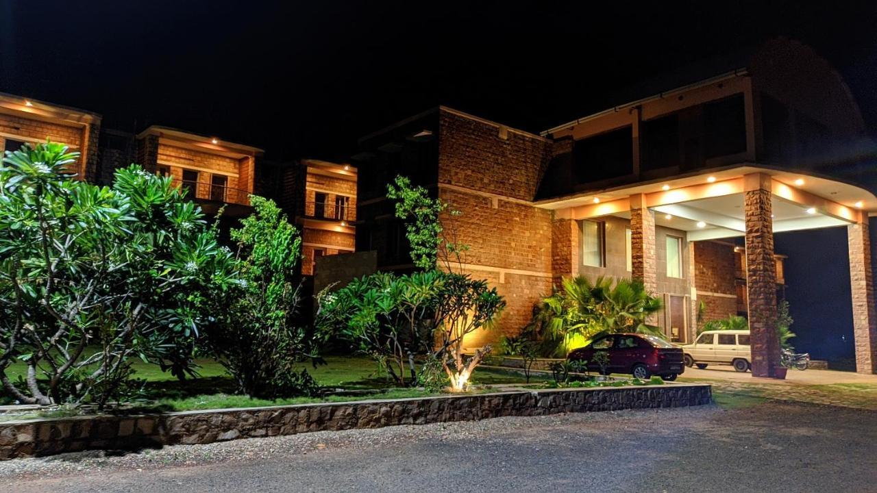Kanthi Resorts Badami Bāgalkot Buitenkant foto