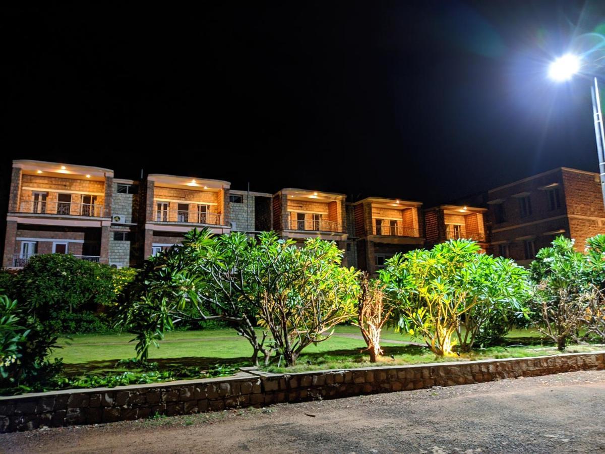 Kanthi Resorts Badami Bāgalkot Buitenkant foto
