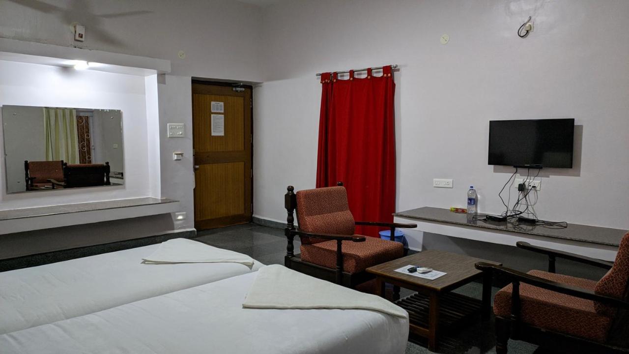 Kanthi Resorts Badami Bāgalkot Buitenkant foto