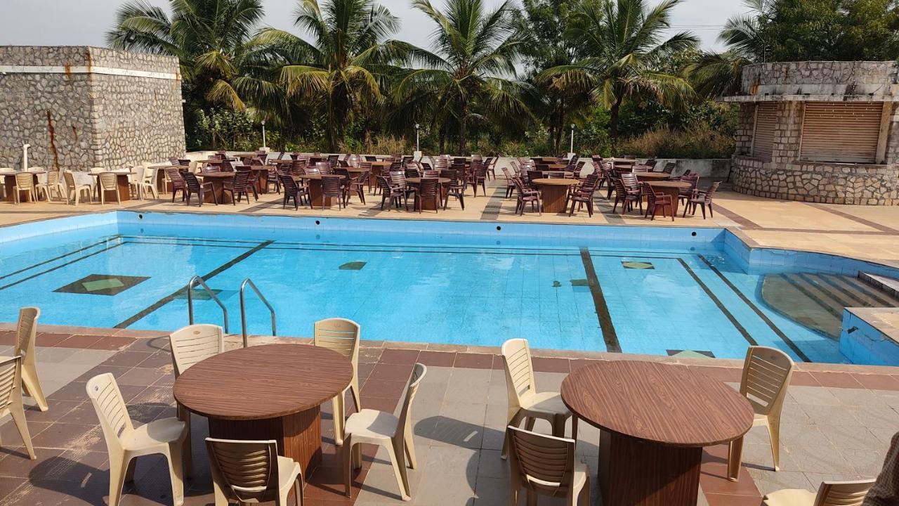 Kanthi Resorts Badami Bāgalkot Buitenkant foto