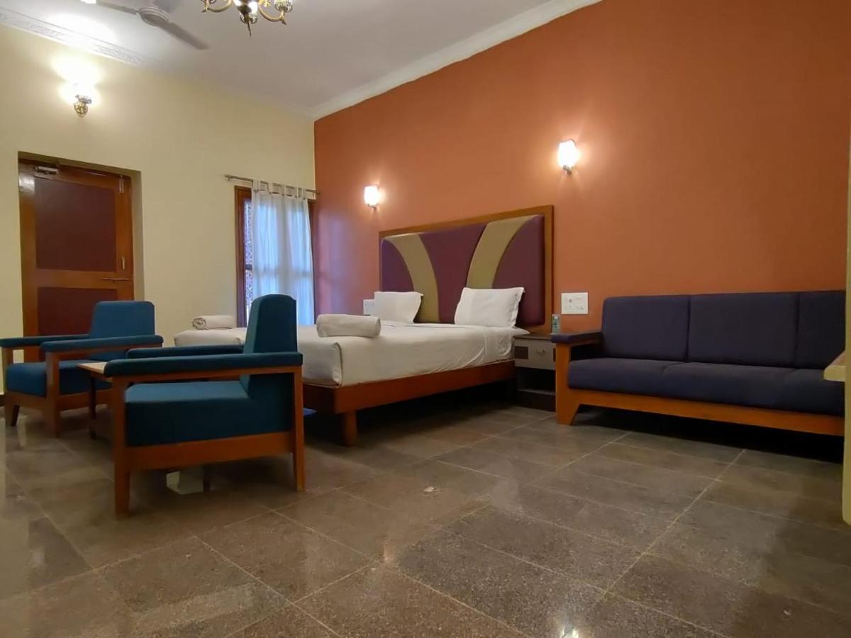 Kanthi Resorts Badami Bāgalkot Buitenkant foto